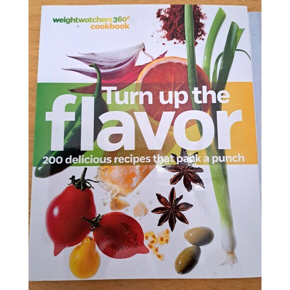 2 Weight Watchers Cookbooks Year-Round Fresh and Turn Up the Flavor 350 Recipes - Picture 2 of 6